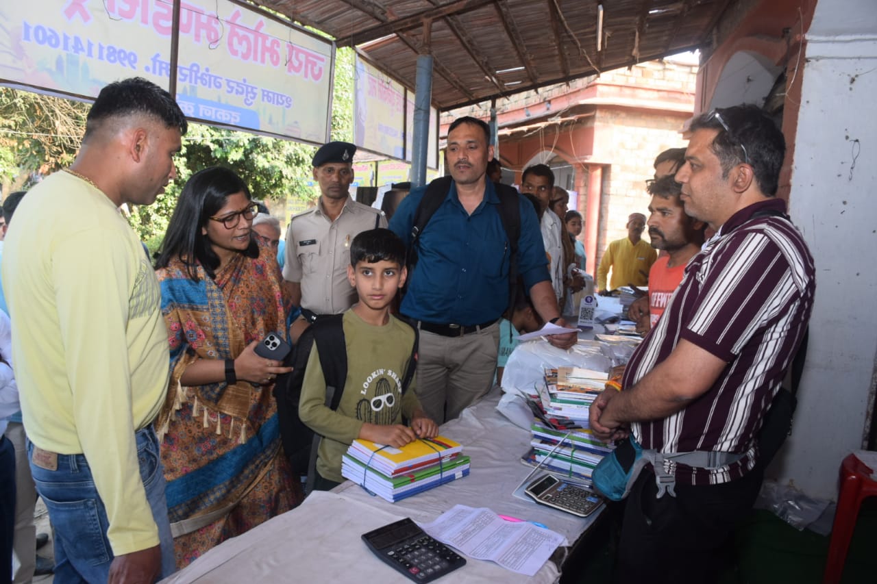 कलेक्टर श्रीमती चौहान ने किया पुस्तक मेले का निरीक्षण (3)