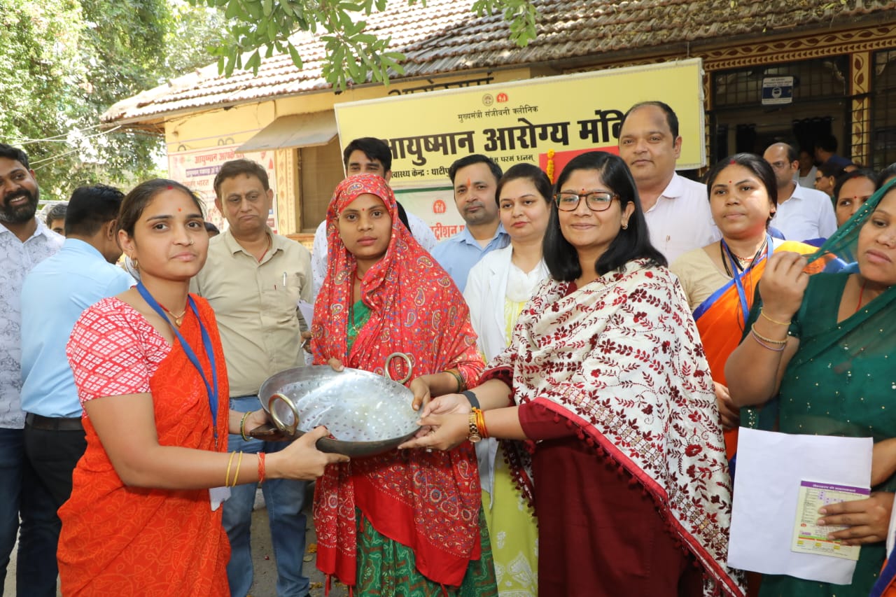 कलेक्टर श्रीमती चौहान ने गर्भवती माताओं को सौंपी लोहे की कढ़ाहियाँ (5)