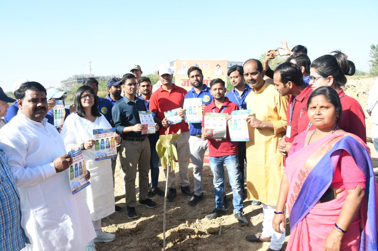 कलेक्टर श्रीमती चौहान ने पृथ्वी तालाब पर किया वृक्षारोपण (1)