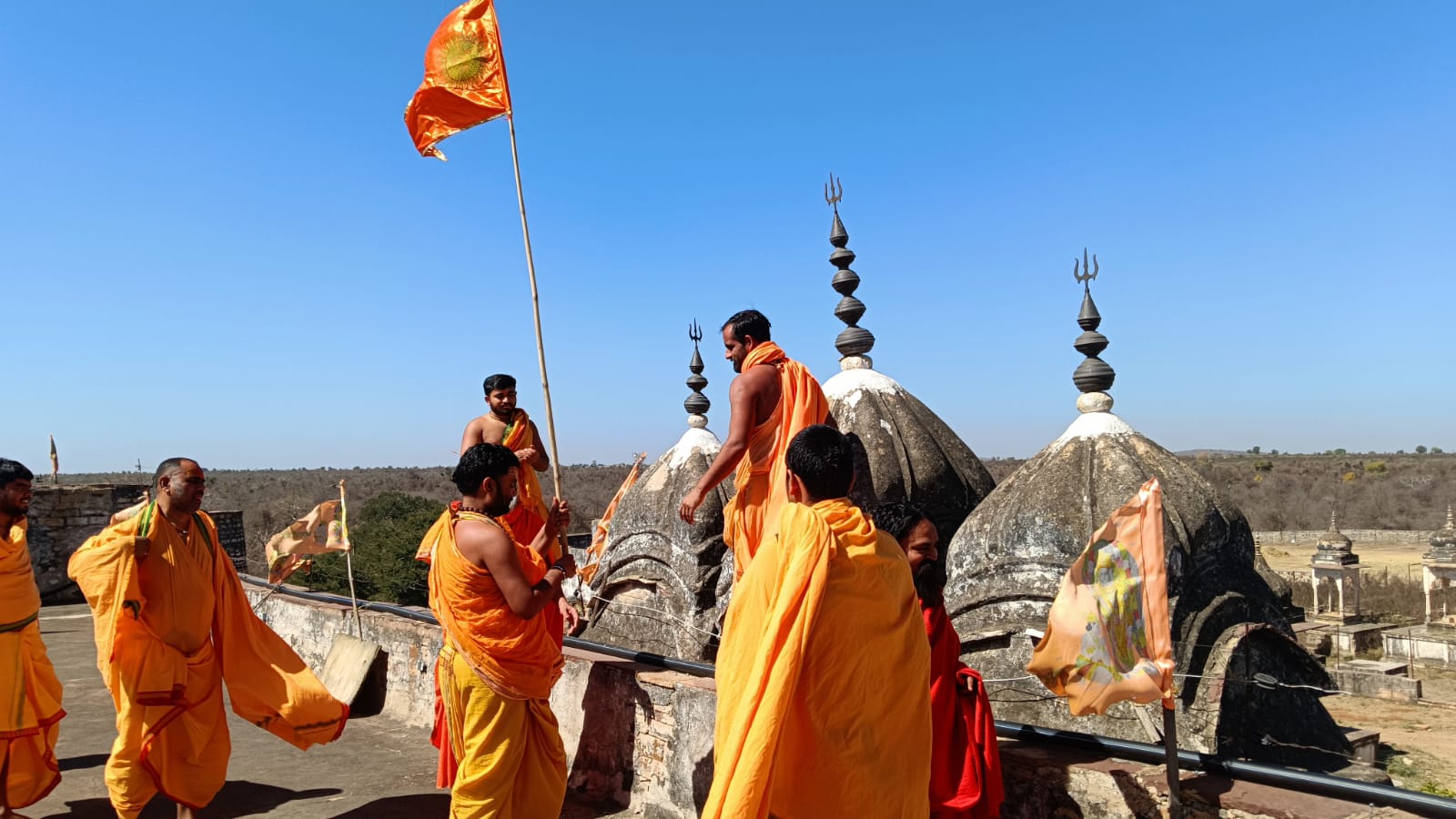 ग्वालियर जिले में “विक्रमोत्सव” के उपलक्ष्य में मंदिरों पर फहराए गए ब्रम्हध्वज (3)