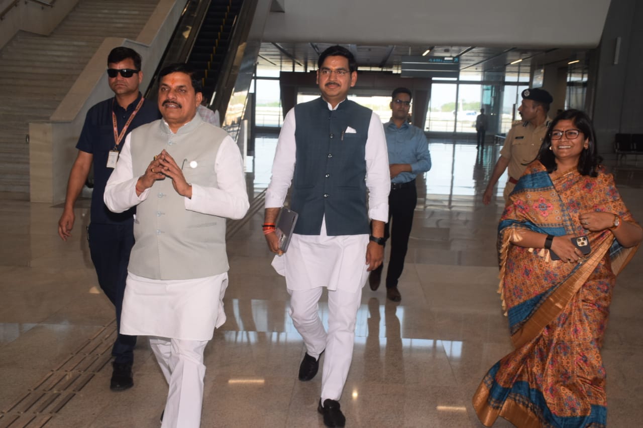 मुख्यमंत्री डॉ. मोहन यादव का अल्प प्रवास पर ग्वालियर आगमन हुआ (1)