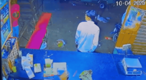 बानमोर गत रात्रि 10:12 बजे दो नकाबपोश बदमाशों द्वारा सिंधिया मार्केट स्थित उमेश शिवहरे किराना व्यवसायी की दुकान पर ताबड़तोड़ फायरिंग