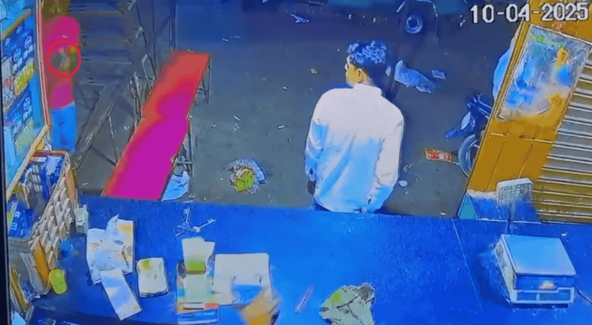 बानमोर गत रात्रि 10:12 बजे दो नकाबपोश बदमाशों द्वारा सिंधिया मार्केट स्थित उमेश शिवहरे किराना व्यवसायी की दुकान पर ताबड़तोड़ फायरिंग