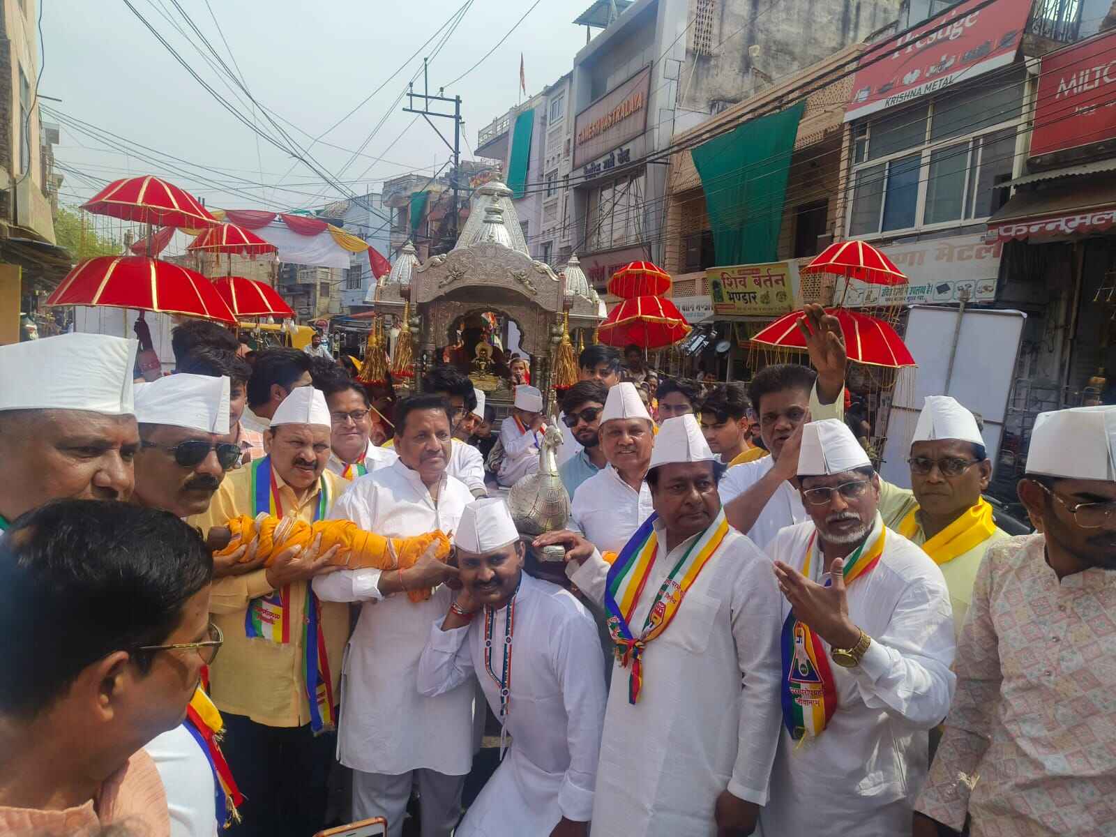 आज 16 ग्वालियर पूर्व से कांग्रेस विधायक डाॅ. सतीश सिकरवार ने सैकड़ो कांग्रेस कार्यकार्ताओं के साथ भगवान महावीर स्वामी के चल समारोह का स्वागत किया।