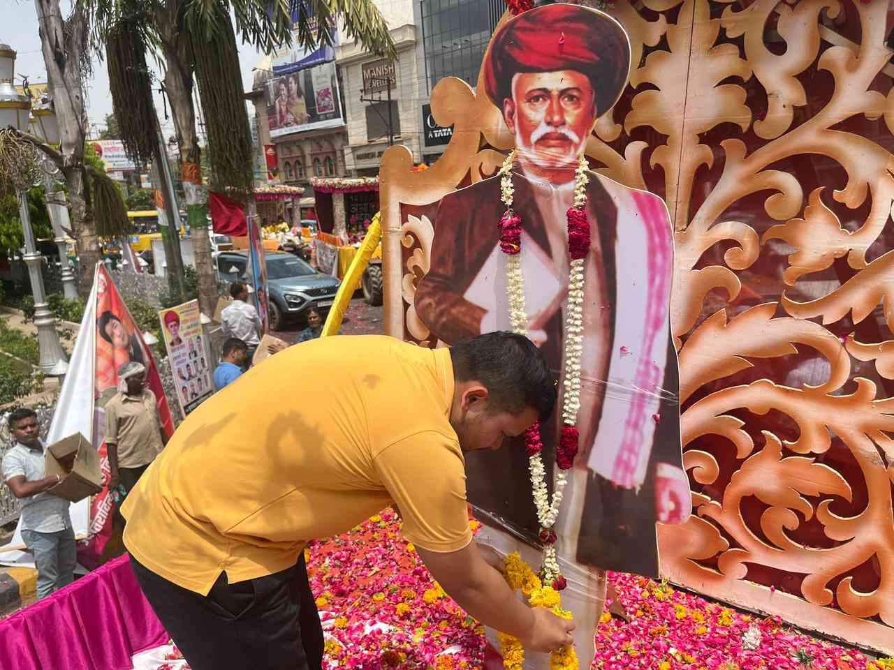 महात्मा ज्योतिवाराव फुले जयंती पर निकाले गये भव्य चल समारोह का इंदरगंज चौराहे पर युवा कांग्रेस नेता आदित्य सतीश सिकरवार के नेतृत्व में पुष्प वर्षा कर एवं पुष्पहार पहनाकर आत्मीय स्वागत चल समारोह में चल रहे हजारों गणमान्य जनों का किया गया।