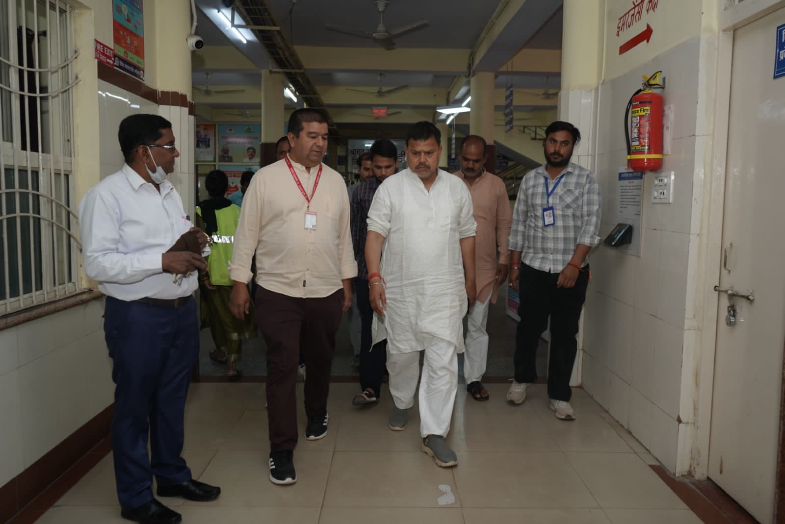 ऊर्जा मंत्री श्री तोमर ने किया सिविल अस्पताल हजीरा का निरीक्षण (3)