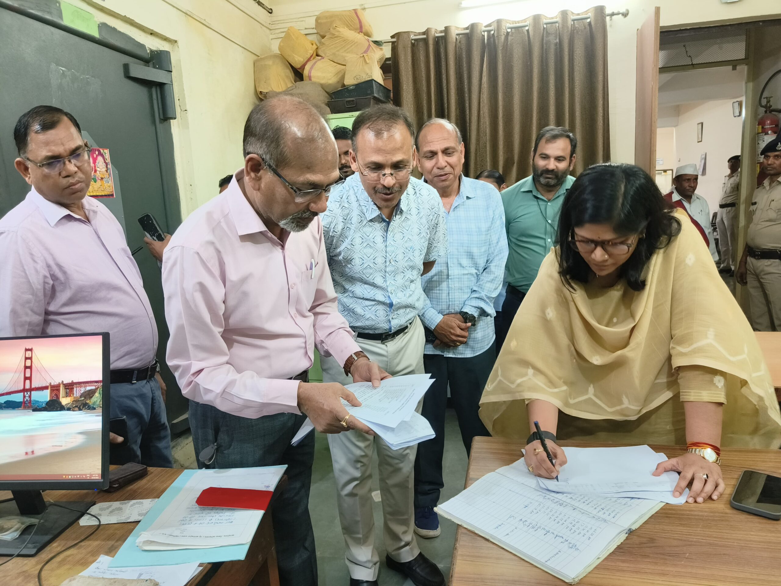 कलेक्टर श्रीमती चौहान ने किया जिला कोषालय का निरीक्षण (4)
