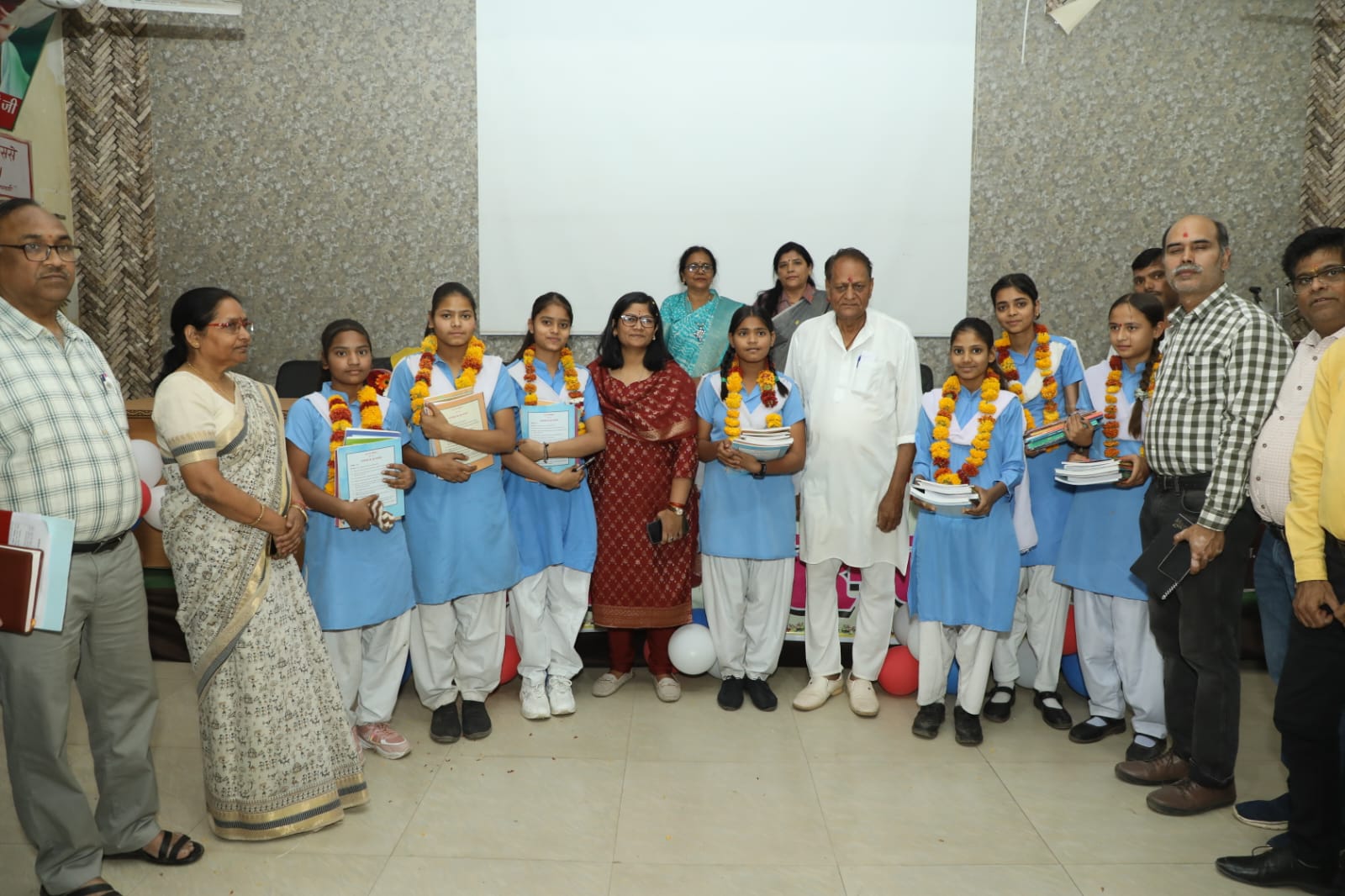 जिले के स्कूलों में मनाए गए प्रवेशोत्सव (1)