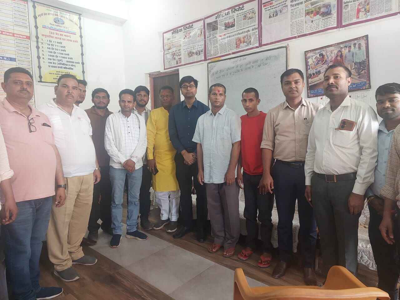 ग्वालियर - वर्षों पूर्व अपनों से बिछड़े दो लोगों को जिला प्रशासन की एक पहल ने उनके घर वालों से मिला दिया।