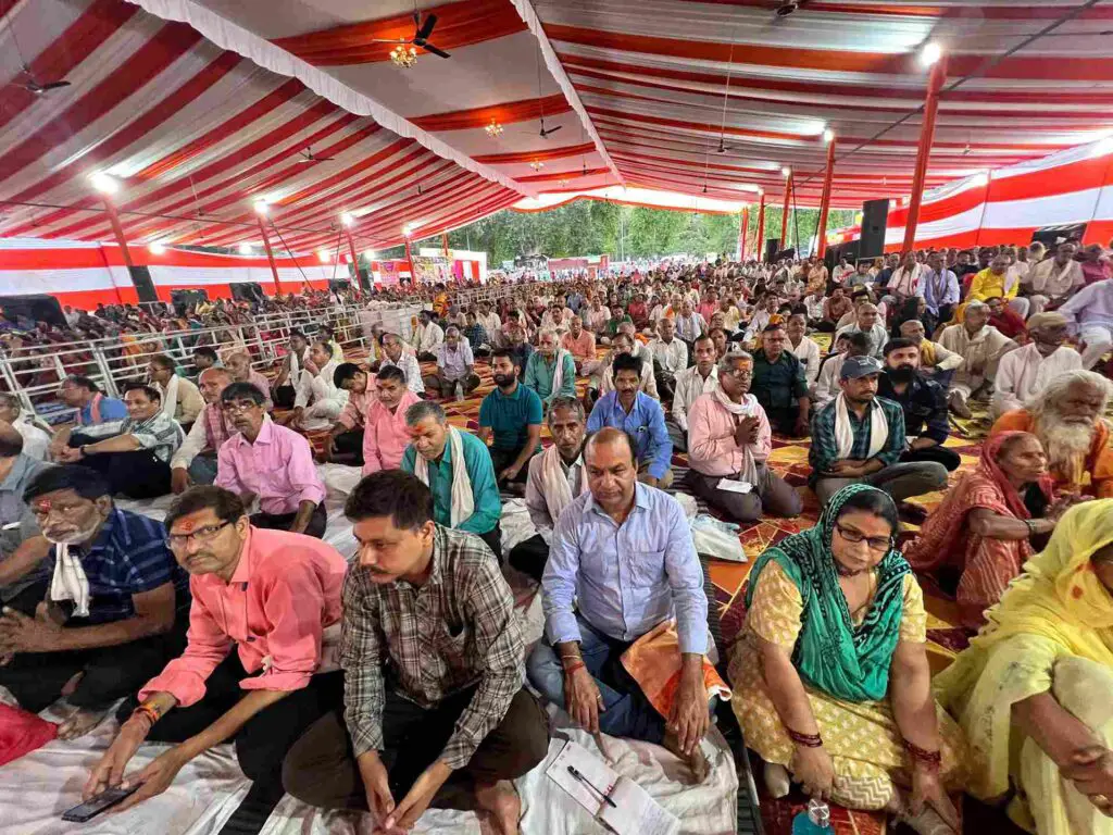 शिवलोक फूलबाग में शिवपुराण कथा उमड़ रही श्रोताओं की भीड़