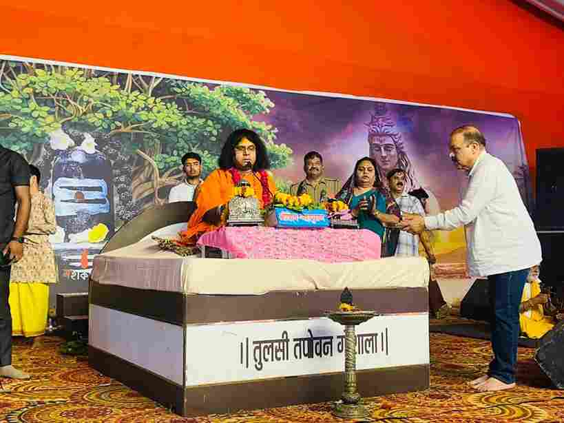 शिवलोक फूलबाग में शिवपुराण कथा उमड़ रही श्रोताओं की भीड़
