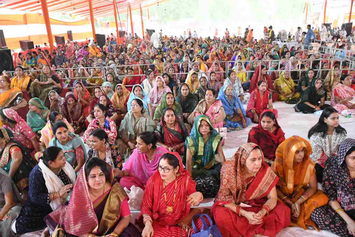 शिवलोक फूलबाग में शिवपुराण कथा उमड़ रही श्रोताओं की भीड़