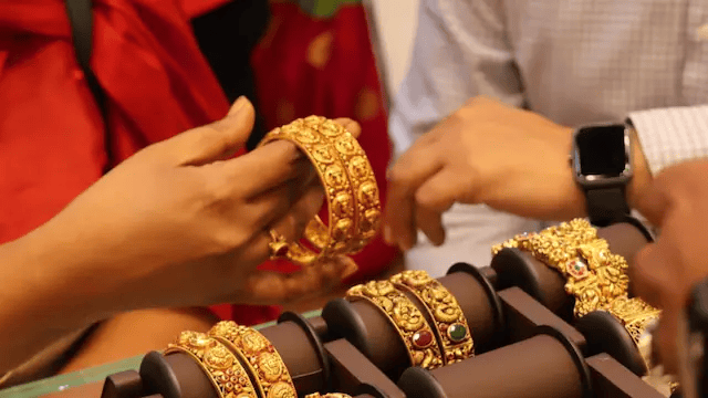 सोने के दाम में आई गिरावट भारत में 24K और 22K के क्या है दम!