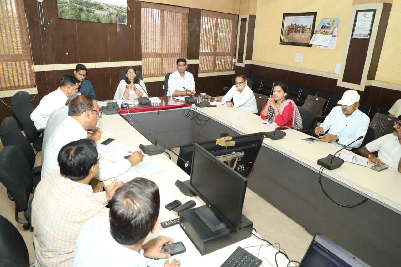 कलेक्टर श्रीमती चौहान ने अंतरविभागीय समन्वय बैठक में सभी अधिकारियों को दिए निर्देश