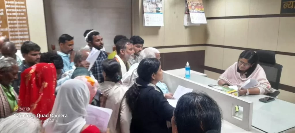 कलेक्टर श्रीमती चौहान ने सुनीं आमजनों की समस्यायें