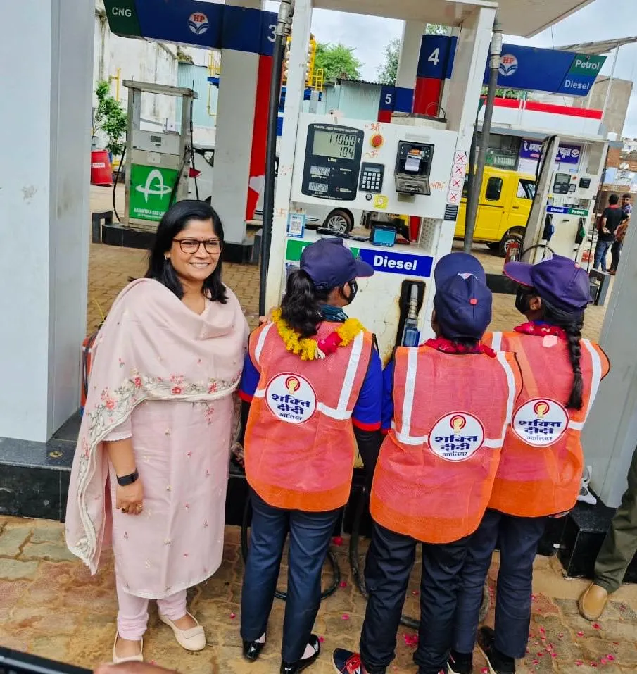 पाँच और शक्ति दीदियों ने पेट्रोल पंपों पर संभाली फ्यूल डिलेवरी वर्कर की जिम्मेदारी