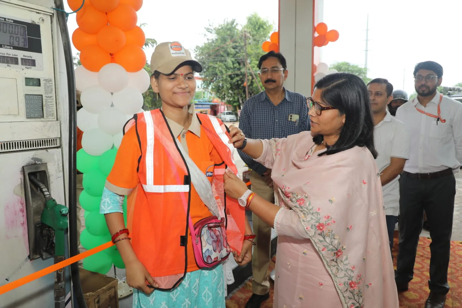 पाँच और शक्ति दीदियों ने पेट्रोल पंपों पर संभाली फ्यूल डिलेवरी वर्कर की जिम्मेदारी
