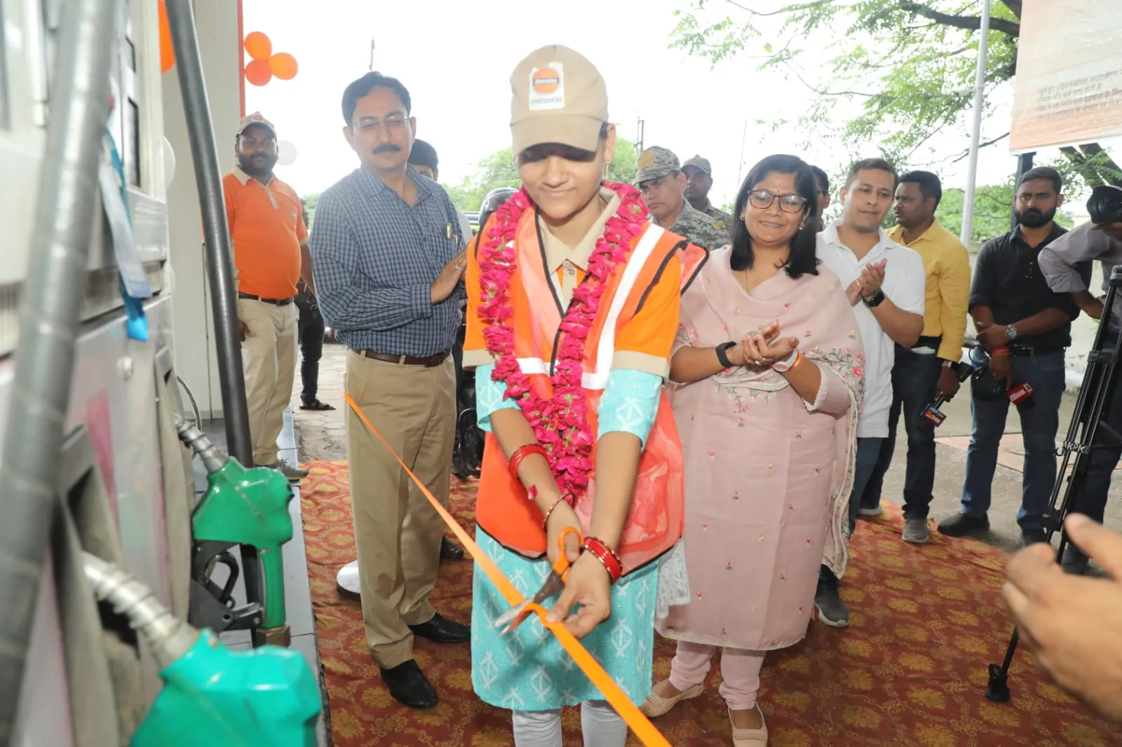 पाँच और शक्ति दीदियों ने पेट्रोल पंपों पर संभाली फ्यूल डिलेवरी वर्कर की जिम्मेदारी