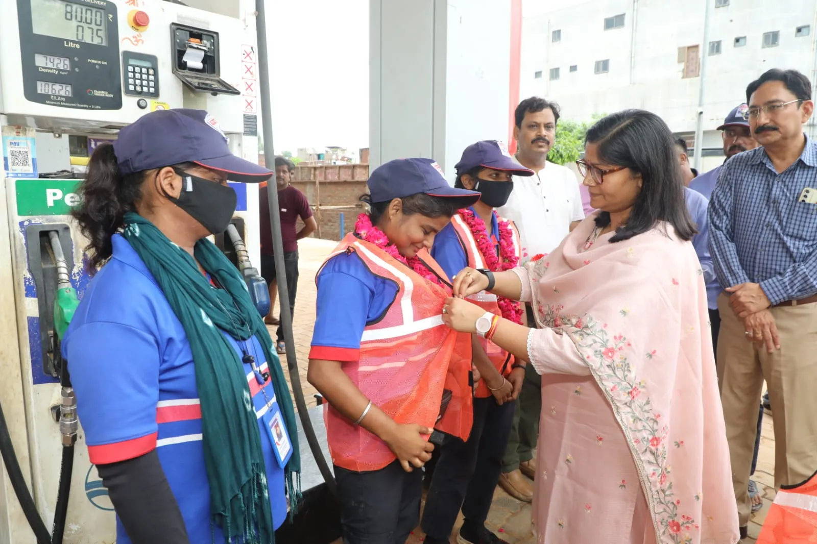 पाँच और शक्ति दीदियों ने पेट्रोल पंपों पर संभाली फ्यूल डिलेवरी वर्कर की जिम्मेदारी