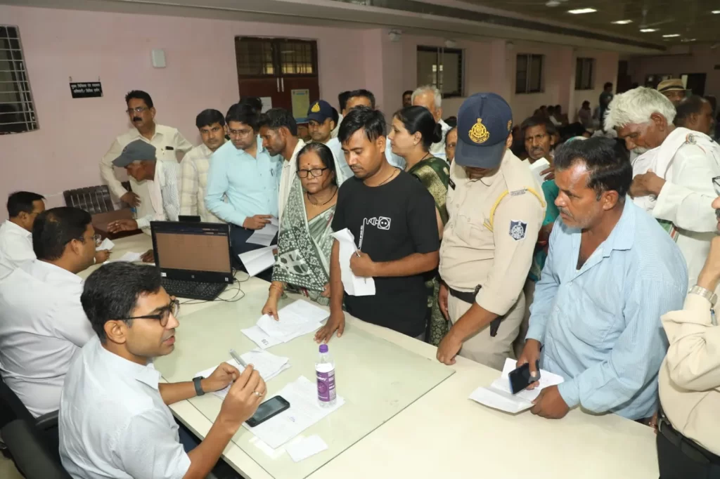 कलेक्टर श्रीमती चौहान ने सुनीं आमजनों की समस्यायें