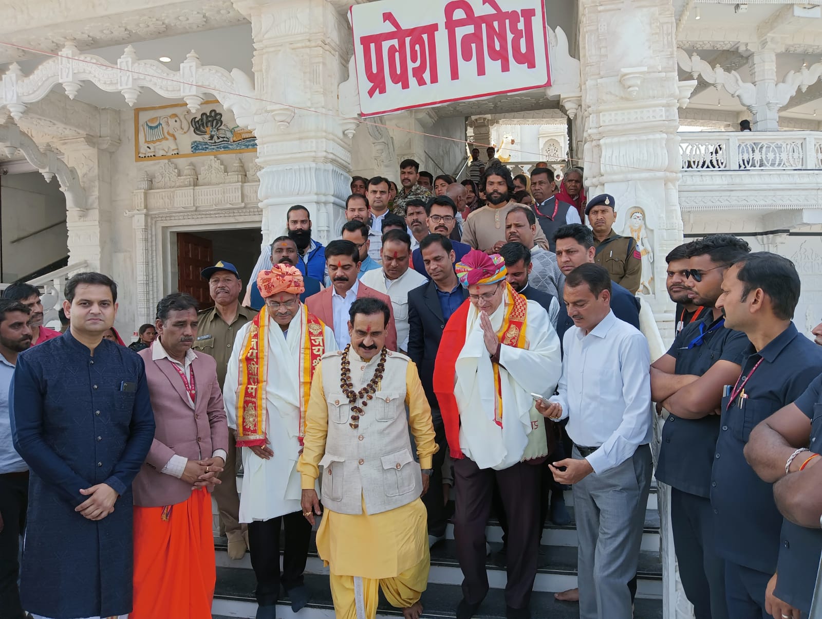 मानवाधिकार आयोग के अध्यक्ष डॉ. सिंह ने डबरा में नवग्रह शक्ति पीठ के दर्शन कर पूजा अर्चना की 1 1