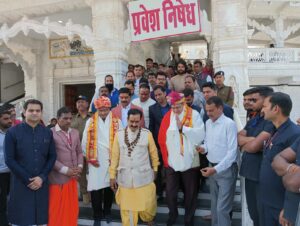 मानवाधिकार-आयोग-के-अध्यक्ष-डॉ.-सिंह-ने-डबरा-में-नवग्रह-शक्ति-पीठ-के-दर्शन-कर-पूजा-अर्चना-की-1-2