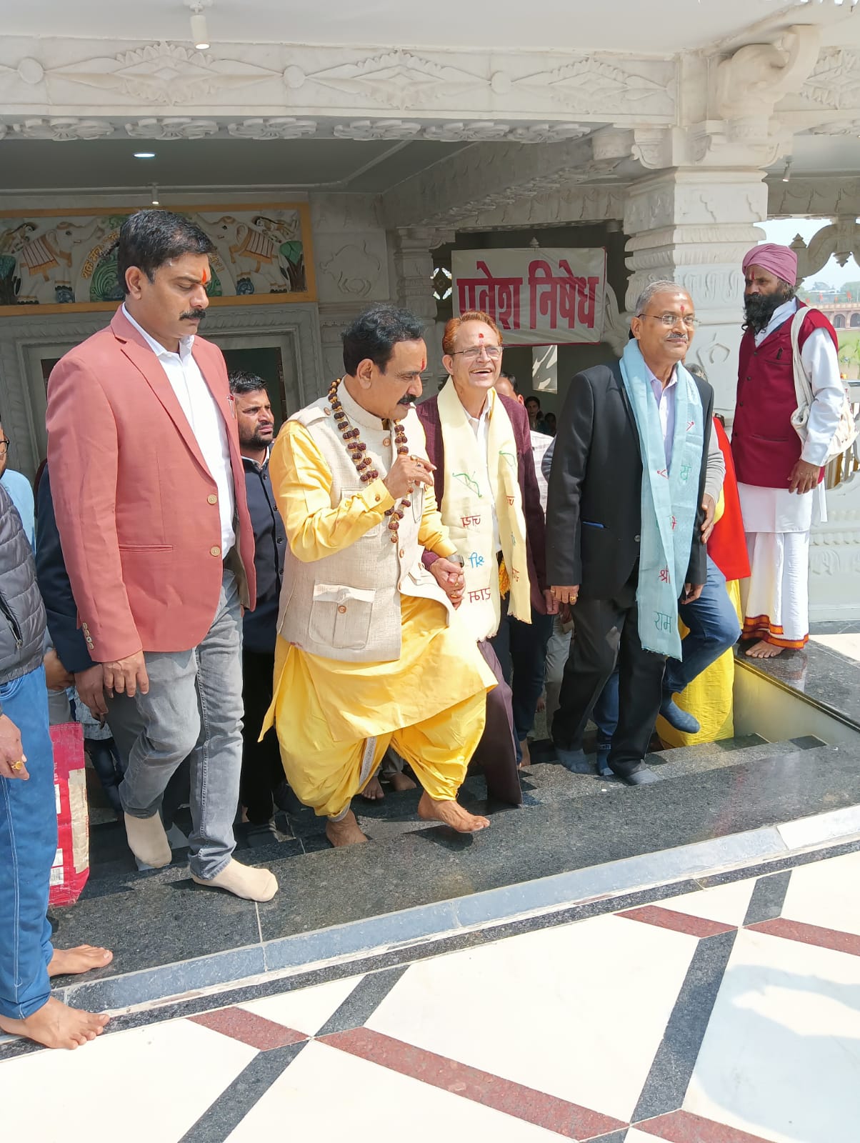 मानवाधिकार आयोग के अध्यक्ष डॉ. सिंह ने डबरा में नवग्रह शक्ति पीठ के दर्शन कर पूजा अर्चना की 2