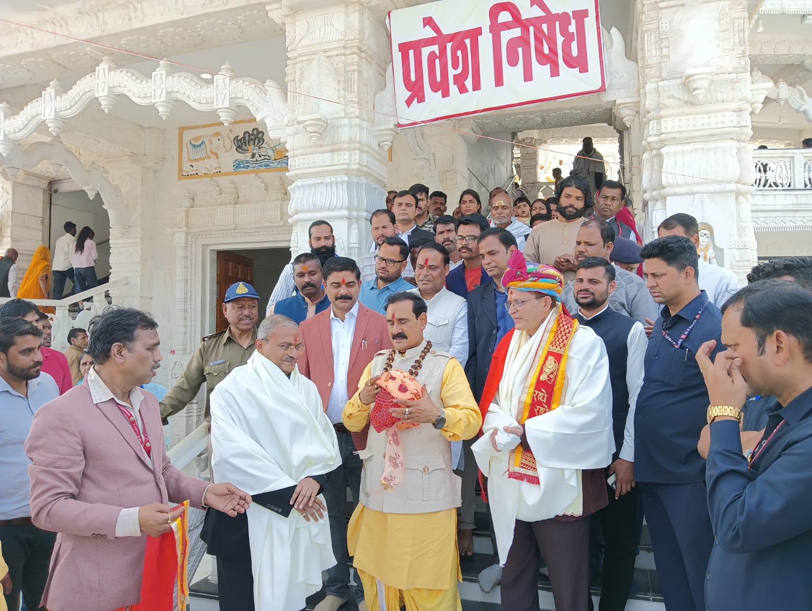 मानवाधिकार आयोग के अध्यक्ष डॉ. सिंह ने डबरा में नवग्रह शक्ति पीठ के दर्शन कर पूजा अर्चना की 3 2