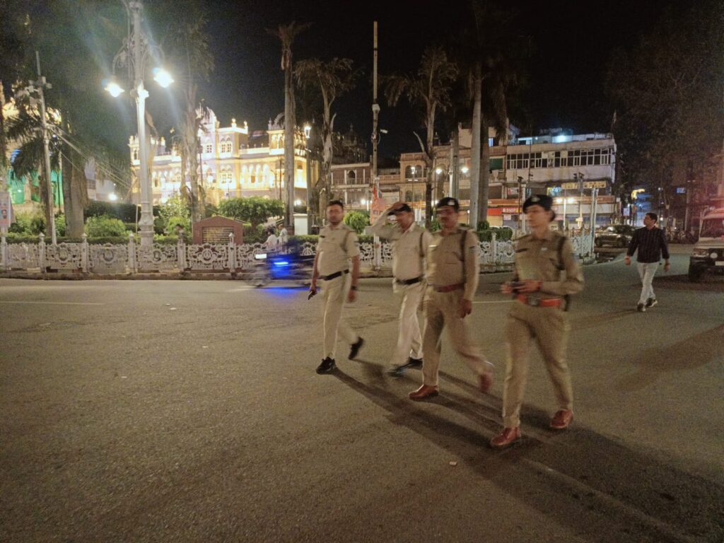 कॉम्बिंग गश्त में 247 वारंटियों की गिरफ्तारी से हड़कंप, 318 गुंडों की जांच जारी। जानें पूरी कार्रवाई, असर और आगे क्या होगा अभी।