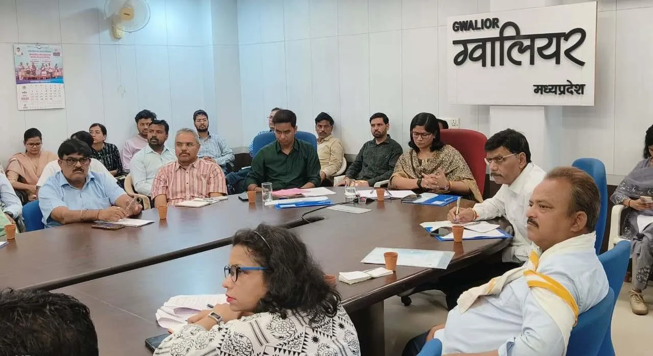 जनगणना-2027 ग्वालियर जिले में भी 01 मई से शुरू होगी प्रथम चरण की जनगणना प्रथम चरण में मकान सूचीकरण व मकानों की होगी गणना, प्रगणक घर-घर जाकर भरेंगे जानकारी कलेक्टर एवं प्रमुख जनगणना अधिकारी ने बैठक लेकर अधिकारियों को दिए दिशा-निर्देश 34 बिंदुओं में ऑनलाइन भरी जायेगी जानकारी