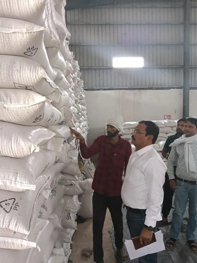 समर्थन मूल्य पर उपार्जित गेहूँ का जिले में कराया जा रहा है भौतिक सत्यापन

कलेक्टर के निर्देशन में वेयर हाउसों का निरीक्षण जारी
अभिलेखों से गेहूँ की मात्रा का किया मिलान