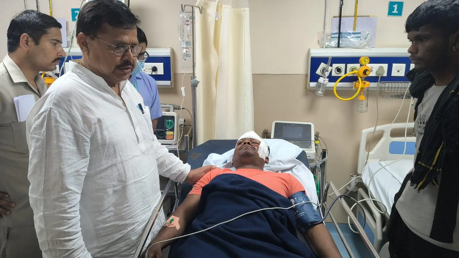 ऊर्जा मंत्री ने अस्पताल पहुंचकर जाना घायल मजदूर का हाल
घायल के इलाज का पूरा खर्च और मंत्री अनुदान से 1 लाख की दी सहायता

घटना की जांच के दिए निर्देश