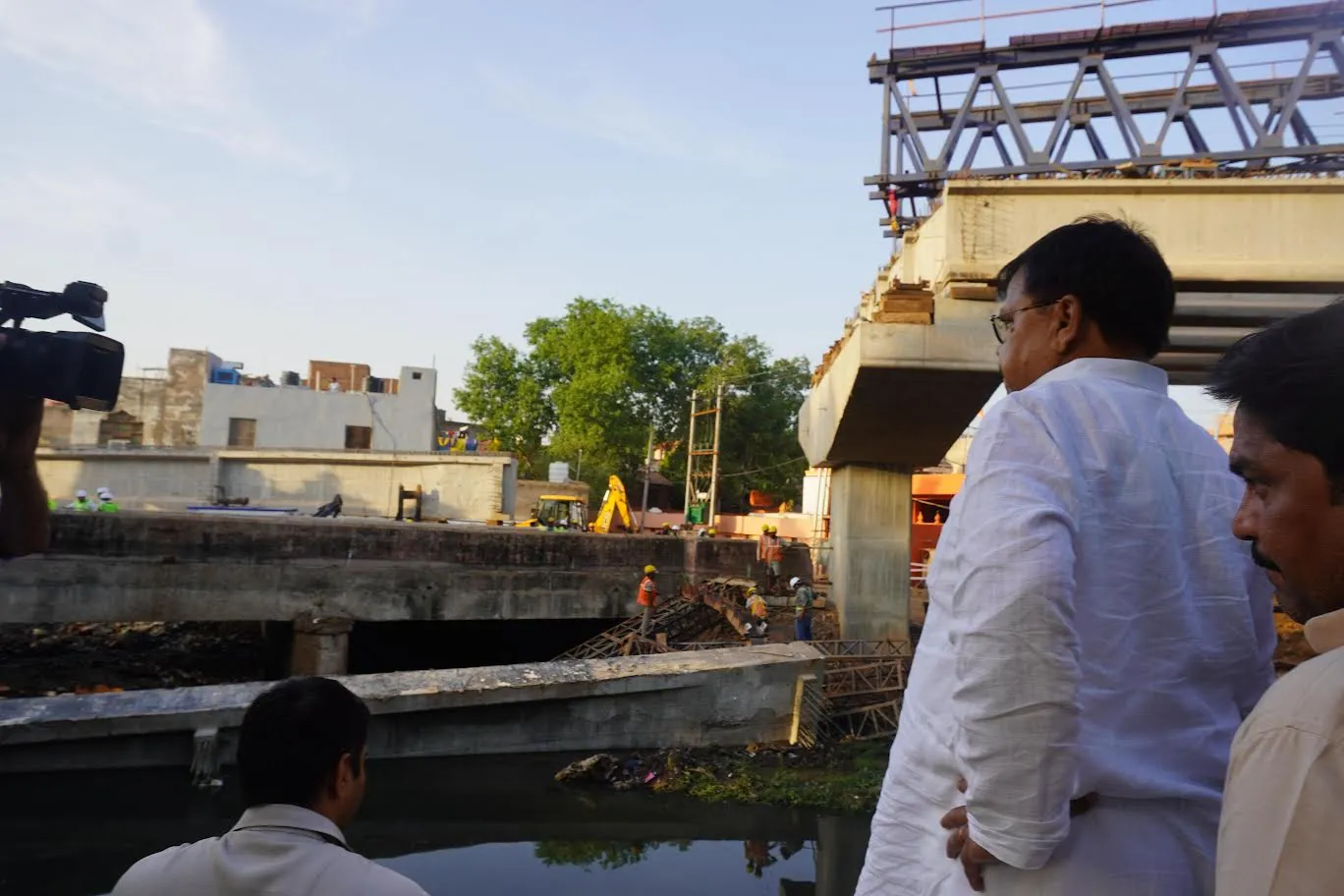 ऊर्जा मंत्री ने अस्पताल पहुंचकर जाना घायल मजदूर का हाल
घायल के इलाज का पूरा खर्च और मंत्री अनुदान से 1 लाख की दी सहायता

घटना की जांच के दिए निर्देश