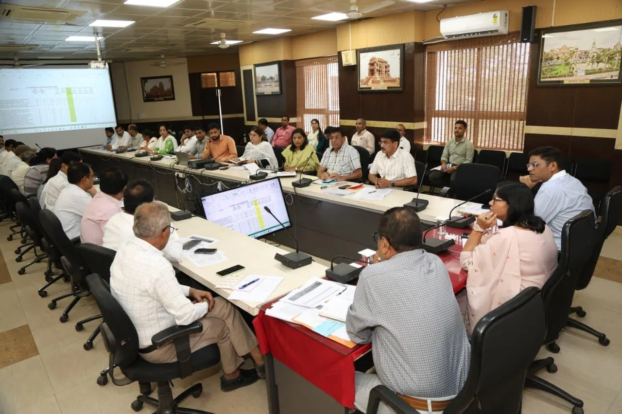 कलेक्टर ने राजस्व प्रकरणों के निराकरण को सर्वोच्च प्राथमिकता देने के दिए निर्देश

जिले के राजस्व अधिकारियों की समीक्षा बैठक सम्पन्न