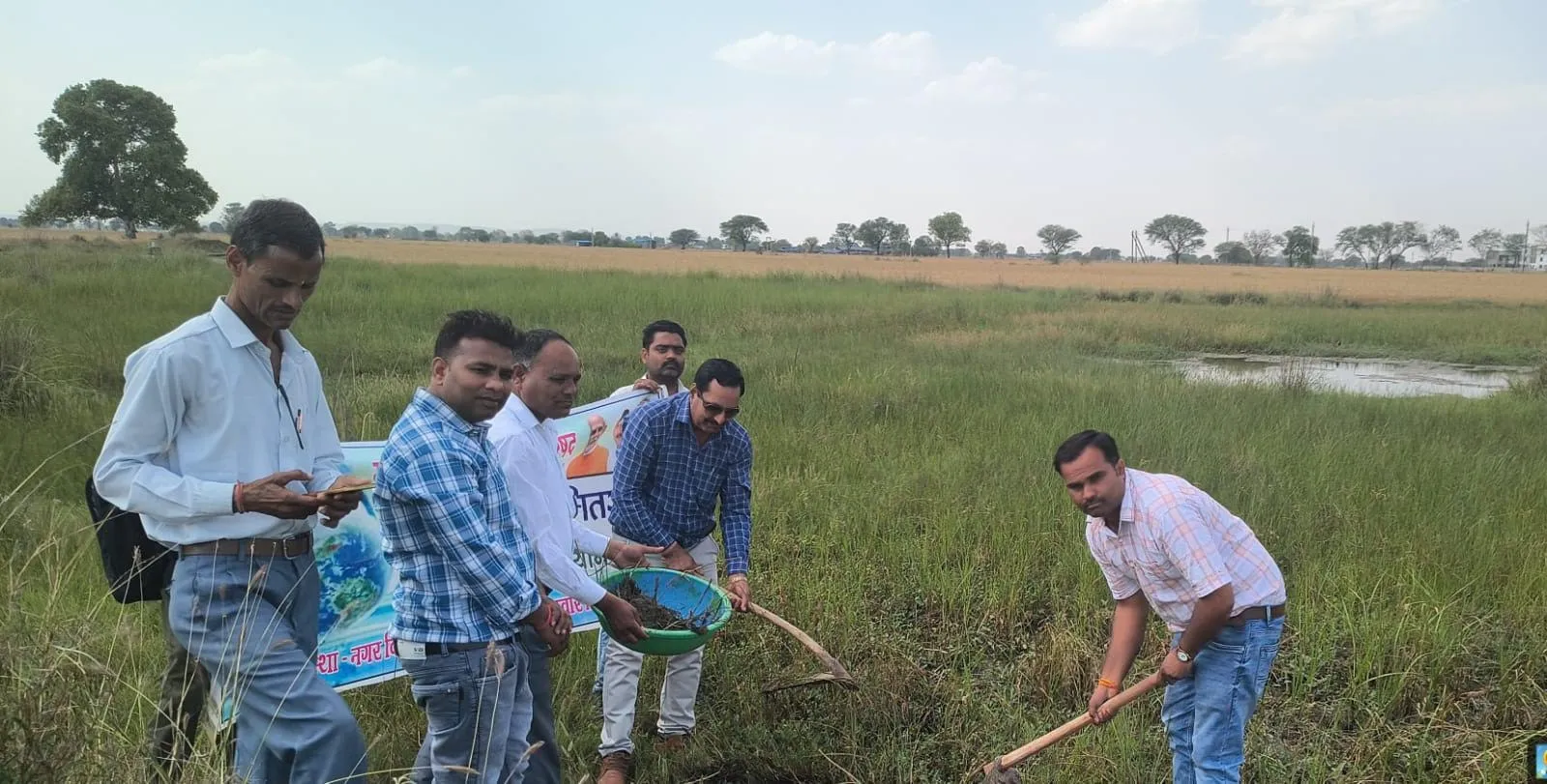 जल गंगा: पोखर पर श्रमदान से नई पहल