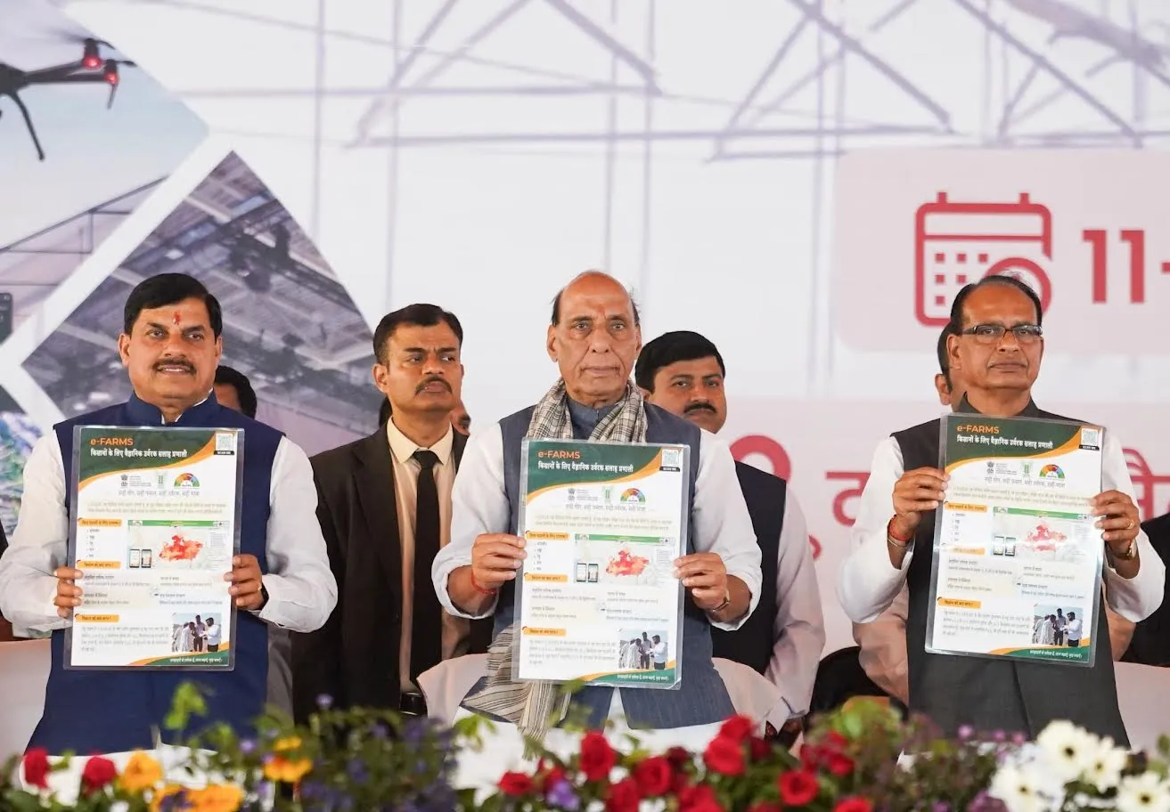 किसान देश की अर्थव्यवस्था की रीढ़, किसानों के विकास के लिए हम हैं प्रतिबद्ध : केन्द्रीय रक्षा मंत्री श्री सिंह

गांव, गरीब और खेती-किसानी की बेहतरी के लिए जारी रहेंगे हमारे प्रयास
कृषि क्षेत्र से जुड़ें युवा, यह गौरव का विषय, तकनीक का इस्तेमाल से करें नवाचार
खाद्य प्रसंस्करण स्टार्ट-अप से किसानों को बड़ा लाभ, इससे बिचौलियों से बचेंगे किसान
छावनियों के आस-पास के किसानों से खरीद रहे प्राकृतिक खेती से पैदा फल और सब्जियां
किसानों के श्रम से देश का खाद्यान्न निर्यात हुआ दोगुना : मुख्यमंत्री डॉ. यादव

रायसेन 47 देशों को निर्यात कर रहा बासमती चावल

किसानों के लिए धन की कमी नहीं, सिंचाई का रकबा बढ़कर हुआ 55 लाख हैक्टेयर
किसानों के लिए पाठशाला की तरह है उन्नत कृषि महोत्सव : केन्द्रीय कृषि मंत्री श्री चौहान

मृदा परीक्षण के लिए स्वॉइल मोबाइल ऐप ई-फॉर्म लान्च
किसान खुद जांच सकेंगे मिट्टी की सेहत

नरवाई प्रबंधन, कस्टम हायरिंग एवं अन्य योजनाओं के हितग्राही किसानों को हितलाभ वितरित
केन्द्रीय रक्षा मंत्री श्री सिंह, मुख्यमंत्री डॉ. यादव एवं केन्द्रीय कृषि मंत्री की उपस्थिति में
रायसेन में 3 दिवसीय उन्नत कृषि महोत्सव-2026 का हुआ शुभारंभ