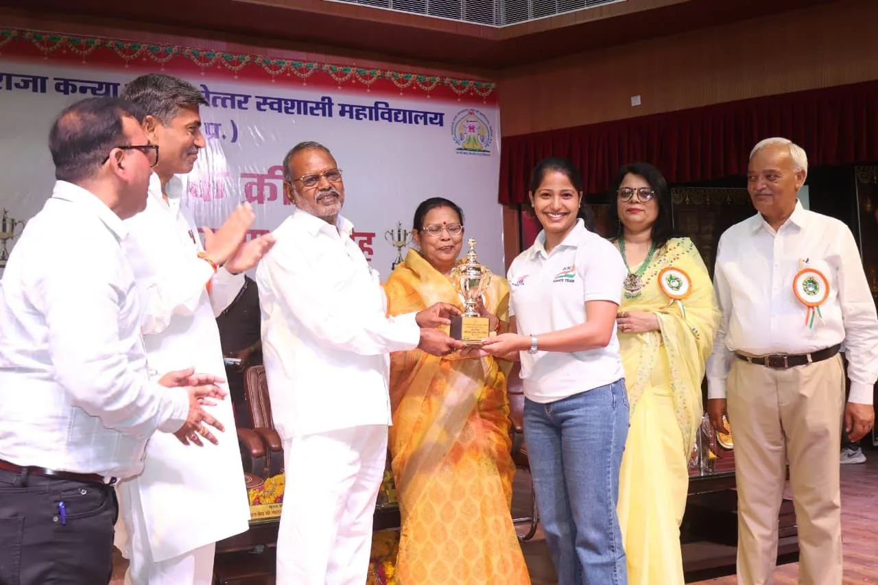 कौशल, अनुशासन और आत्मविश्वास बढ़ाते हैं खेल - मंत्री श्री नारायण सिंह कुशवाह​मंत्री श्री कुशवाह के मुख्य आतिथ्य में ​के.आर.जी. महाविद्यालय का वार्षिक क्रीडा पुरस्कार वितरण समारोह आयोजित प्रतिभाओं का किया सम्मान और वार्षिक पुस्तक का किया विमोचन