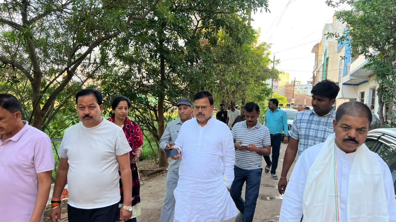 पानी की आपूर्ति और साफ-सफाई व्यवस्था में कोताही बर्दाश्त नहीं करेंगे - ऊर्जा मंत्री श्री तोमर
ऊर्जा मंत्री शहर की सीवर, सफाई व्यवस्था देखने सुबह 6 बजे विभिन्न क्षेत्रों में पहुंचे