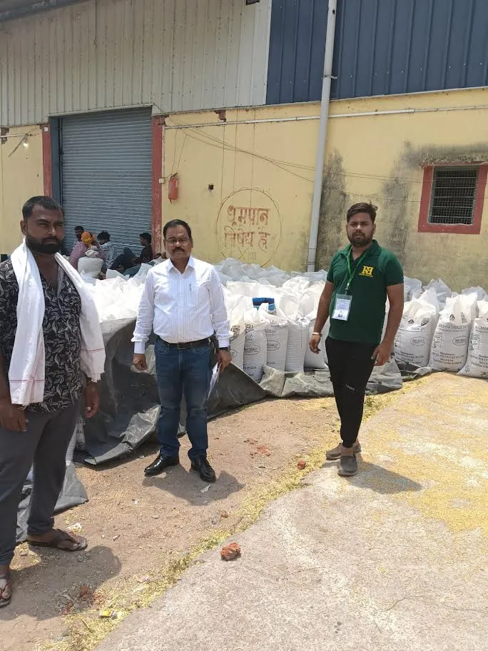 समर्थन मूल्य पर उपार्जित गेहूँ का जिले में कराया जा रहा है भौतिक सत्यापन

कलेक्टर के निर्देशन में वेयर हाउसों का निरीक्षण जारी
अभिलेखों से गेहूँ की मात्रा का किया मिलान