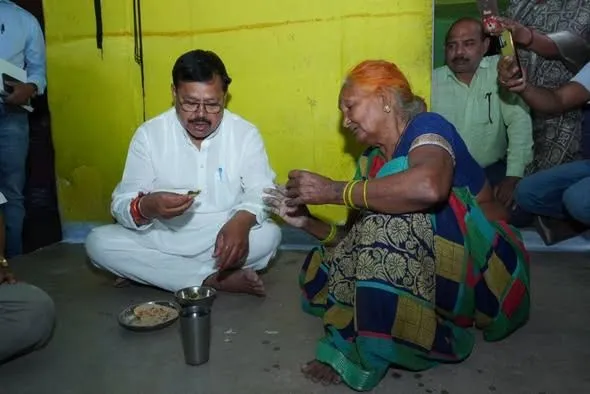 ऊर्जा मंत्री श्री तोमर ने क्षेत्र में भ्रमण कर आमजनों से की चर्चा
क्षेत्र की समस्याओं के त्वरित निराकरण के दिए निर्देश