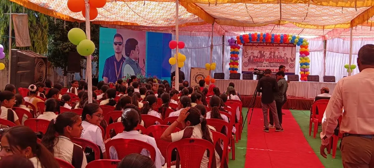 प्रवेश महोत्सव: 675 विद्यार्थियों को पुस्तक व साइकिल