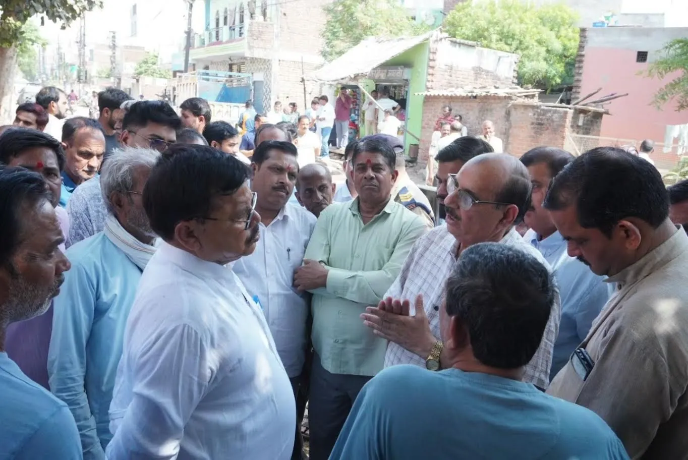 ऊर्जा मंत्री श्री तोमर ने क्षेत्र में भ्रमण कर आमजनों से की चर्चा
क्षेत्र की समस्याओं के त्वरित निराकरण के दिए निर्देश