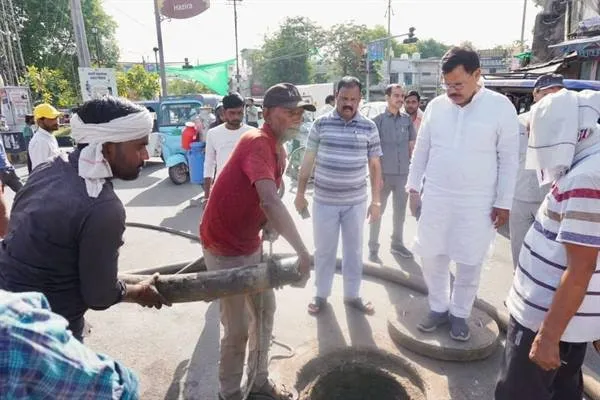 पानी की आपूर्ति और साफ-सफाई व्यवस्था में कोताही बर्दाश्त नहीं करेंगे - ऊर्जा मंत्री श्री तोमर
ऊर्जा मंत्री शहर की सीवर, सफाई व्यवस्था देखने सुबह 6 बजे विभिन्न क्षेत्रों में पहुंचे