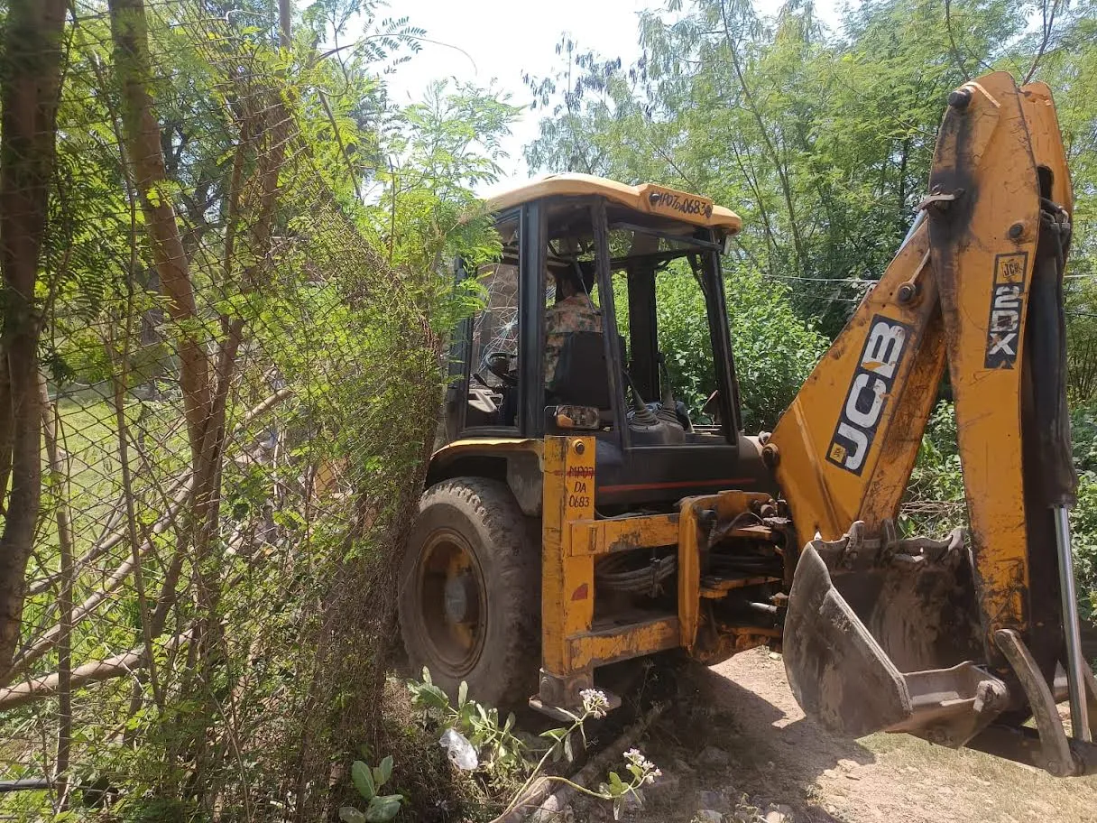 अतिक्रमण हटाकर 7 बीघा जमीन मुक्त, 20 करोड़