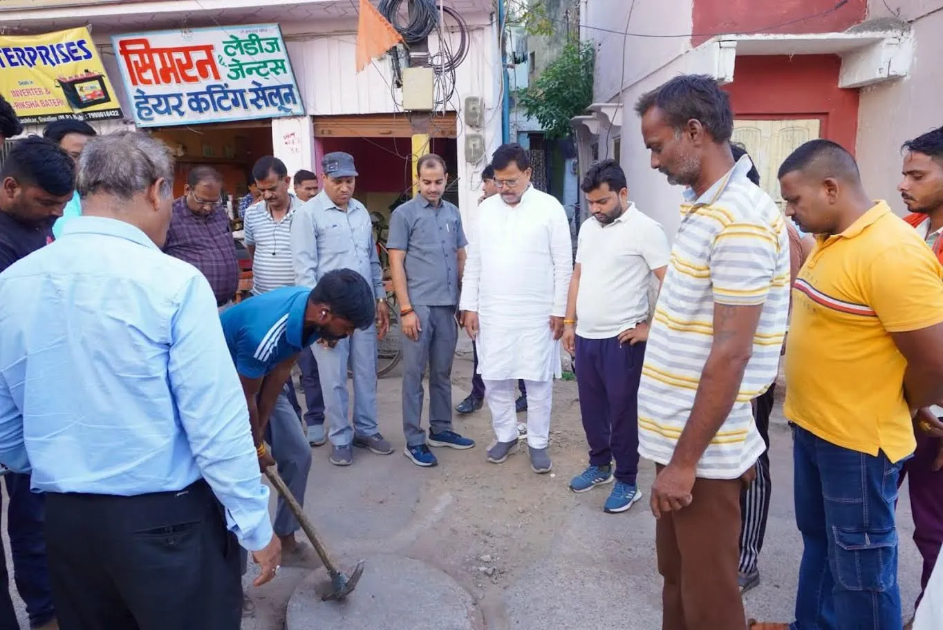 पानी की आपूर्ति और साफ-सफाई व्यवस्था में कोताही बर्दाश्त नहीं करेंगे - ऊर्जा मंत्री श्री तोमर
ऊर्जा मंत्री शहर की सीवर, सफाई व्यवस्था देखने सुबह 6 बजे विभिन्न क्षेत्रों में पहुंचे
