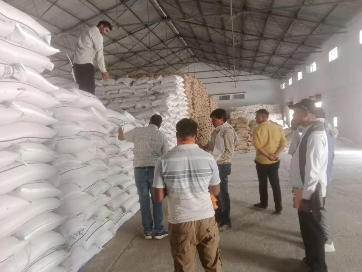 समर्थन मूल्य पर उपार्जित गेहूँ का जिले में कराया जा रहा है भौतिक सत्यापन

कलेक्टर के निर्देशन में वेयर हाउसों का निरीक्षण जारी
अभिलेखों से गेहूँ की मात्रा का किया मिलान