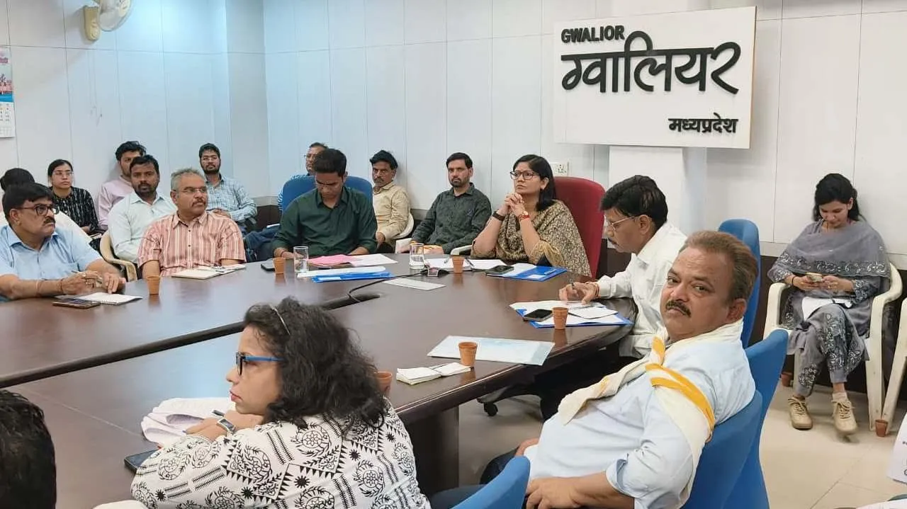 जनगणना-2027 ग्वालियर जिले में भी 01 मई से शुरू होगी प्रथम चरण की जनगणना प्रथम चरण में मकान सूचीकरण व मकानों की होगी गणना, प्रगणक घर-घर जाकर भरेंगे जानकारी कलेक्टर एवं प्रमुख जनगणना अधिकारी ने बैठक लेकर अधिकारियों को दिए दिशा-निर्देश 34 बिंदुओं में ऑनलाइन भरी जायेगी जानकारी
<h2>भूमिका</h2>
जनगणना 2027 का महत्वपूर्ण चरण अब ग्वालियर जिले में शुरू होने जा रहा है। 01 मई से इसकी शुरुआत के साथ ही प्रशासन पूरी तरह सक्रिय हो चुका है।  

जनगणना देश का एक ऐसा कार्य है जो सीधे हर नागरिक से जुड़ा होता है और इसकी सटीकता पर भविष्य की योजनाएं निर्भर करती हैं।  

इस बार जनगणना डिजिटल माध्यम से की जा रही है, जो इसे और अधिक प्रभावी बनाती है।  

जनगणना 2027 के तहत प्रत्येक परिवार की मूलभूत जानकारी एकत्र की जाएगी, जिससे सरकार को वास्तविक स्थिति का स्पष्ट आंकलन मिल सके।  

<h2>मुख्य तथ्य</h2>
ग्वालियर जिले में जनगणना का प्रथम चरण 01 मई से 30 मई तक चलेगा। इस दौरान मकान सूचीकरण और मकानों की गणना की जाएगी।  

इस चरण में प्रगणक घर-घर जाकर जानकारी एकत्र करेंगे और 34 बिंदुओं में ऑनलाइन डेटा भरेंगे।  

<script async src="https://pagead2.googlesyndication.com/pagead/js/adsbygoogle.js?client=ca-pub-8793686386541940" crossorigin="anonymous"></script>
<ins class="adsbygoogle" style="display: block; text-align: center;" data-ad-layout="in-article" data-ad-format="fluid" data-ad-client="ca-pub-8793686386541940" data-ad-slot="1540323081"></ins>
<script>(adsbygoogle = window.adsbygoogle || []).push({});</script>

इस कार्य में मकानों की स्थिति, परिवार के सदस्यों की जानकारी और उपलब्ध सुविधाओं का विवरण शामिल रहेगा।  

जनगणना 2027 का यह चरण आगे होने वाली जनसंख्या गणना के लिए आधार तैयार करेगा।  

<h2>महत्वपूर्ण बिंदु</h2>
जनगणना 2027 में पहली बार डिजिटल तकनीक का व्यापक उपयोग किया जा रहा है।  

इससे डेटा संग्रहण की प्रक्रिया तेज और सटीक होगी तथा मानवीय त्रुटियों की संभावना कम होगी।  

लोगों को स्व-गणना का विकल्प दिया गया है, जिससे वे स्वयं अपनी जानकारी ऑनलाइन भर सकते हैं।  

सभी अधिकारी प्रगणकों के साथ निरंतर संपर्क में रहेंगे और उनकी समस्याओं का समाधान करेंगे।  

जनगणना 2027 के दौरान हर प्रविष्टि को सावधानीपूर्वक भरा जाएगा ताकि डेटा की गुणवत्ता बनी रहे।  

<h2>विस्तृत जानकारी</h2>
ग्वालियर जिले में जनगणना के लिए व्यापक स्तर पर तैयारियां की गई हैं। कलेक्टर एवं प्रमुख जनगणना अधिकारी द्वारा बैठक आयोजित कर सभी अधिकारियों को स्पष्ट निर्देश दिए गए हैं।  

इस अभियान में लगभग 6 हजार अधिकारी-कर्मचारी शामिल हैं, जिनमें लगभग 5 हजार प्रगणक और 829 पर्यवेक्षक भी शामिल हैं।  

इसके अलावा 41 चार्ज अधिकारी, 42 फील्ड ट्रेनर्स, 4 मास्टर ट्रेनर्स और 9 जिला स्तरीय अधिकारी भी इस कार्य में लगे हुए हैं।  

<script async src="https://pagead2.googlesyndication.com/pagead/js/adsbygoogle.js?client=ca-pub-8793686386541940" crossorigin="anonymous"></script>
<ins class="adsbygoogle" style="display: block; text-align: center;" data-ad-layout="in-article" data-ad-format="fluid" data-ad-client="ca-pub-8793686386541940" data-ad-slot="1540323081"></ins>
<script>(adsbygoogle = window.adsbygoogle || []).push({});</script>

जनगणना कार्य के तहत प्रगणक “Census 2027-HLO” मोबाइल एप का उपयोग कर डिजिटल डाटा संग्रह करेंगे।  

लोगों द्वारा स्व-गणना के तहत भरी गई जानकारी का सत्यापन भी किया जाएगा, जिससे डेटा की विश्वसनीयता बनी रहे।  

इस चरण में मकान का प्रकार, पानी की उपलब्धता, शौचालय की सुविधा, बिजली, इंटरनेट और अन्य संसाधनों की जानकारी दर्ज की जाएगी।  

जनगणना 2027 का उद्देश्य केवल गणना करना नहीं बल्कि जीवन स्तर की वास्तविक तस्वीर प्रस्तुत करना भी है।  

<h2>विश्लेषण</h2>
जनगणना 2027 का यह अभियान प्रशासनिक दृष्टि से अत्यंत महत्वपूर्ण है। मकान सूचीकरण के माध्यम से क्षेत्र की वास्तविक स्थिति का आंकलन किया जा सकेगा।  

डिजिटल प्रणाली के कारण डेटा संग्रहण की प्रक्रिया तेज और पारदर्शी बनी रहेगी।  

<script async src="https://pagead2.googlesyndication.com/pagead/js/adsbygoogle.js?client=ca-pub-8793686386541940" crossorigin="anonymous"></script>
<ins class="adsbygoogle" style="display: block; text-align: center;" data-ad-layout="in-article" data-ad-format="fluid" data-ad-client="ca-pub-8793686386541940" data-ad-slot="1540323081"></ins>
<script>(adsbygoogle = window.adsbygoogle || []).push({});</script>

स्व-गणना की सुविधा नागरिकों की भागीदारी को बढ़ाती है और उन्हें प्रक्रिया में सीधे जोड़ती है।  

जनगणना 2027 के डेटा से सरकार को योजनाओं की प्राथमिकता तय करने में सहायता मिलेगी।  

<h2>प्रभाव</h2>
जनगणना के आंकड़े विभिन्न सरकारी योजनाओं के निर्माण और क्रियान्वयन के लिए आधार बनते हैं।  

इन आंकड़ों के आधार पर संसाधनों का वितरण और विकास कार्यों की योजना बनाई जाती है।  

ग्वालियर जिले में यह अभियान स्थानीय स्तर पर विकास को गति देगा।  

<script async src="https://pagead2.googlesyndication.com/pagead/js/adsbygoogle.js?client=ca-pub-8793686386541940" crossorigin="anonymous"></script>
<ins class="adsbygoogle" style="display: block; text-align: center;" data-ad-layout="in-article" data-ad-format="fluid" data-ad-client="ca-pub-8793686386541940" data-ad-slot="1540323081"></ins>
<script>(adsbygoogle = window.adsbygoogle || []).push({});</script>

जनगणना 2027 से प्राप्त जानकारी का उपयोग संसाधनों के बेहतर प्रबंधन और योजनाओं के प्रभावी क्रियान्वयन में किया जाएगा।  

<h2>भविष्य की दिशा</h2>
प्रथम चरण के बाद फरवरी 2027 में दूसरा चरण शुरू होगा, जिसमें जनसंख्या गणना की जाएगी।  

यह प्रक्रिया देशभर में निर्धारित कार्यक्रम के अनुसार पूरी की जाएगी।  

डिजिटल तकनीक के उपयोग से भविष्य में जनगणना और अधिक सटीक और प्रभावी होगी।  

जनगणना 2027 आने वाले समय में नीति निर्माण के लिए मजबूत आधार तैयार करेगी।  

<h2>निष्कर्ष</h2>
जनगणना 2027 ग्वालियर जिले के लिए एक महत्वपूर्ण अवसर है। यह न केवल वर्तमान स्थिति को स्पष्ट करेगा बल्कि भविष्य की योजनाओं के लिए मजबूत आधार भी प्रदान करेगा।  

जिलेवासियों से अपील की गई है कि वे सही और सटीक जानकारी प्रदान करें ताकि यह अभियान सफल हो सके।  

जनगणना 2027 में सभी की भागीदारी से ही यह कार्य सफल होगा और इसका लाभ पूरे समाज को मिलेगा।  

अधिक अपडेट और ताजा खबरों के लिए <a href="https://rajdhanisamna.com/" target="_blank">राजधानी सामना</a> पर विजिट करें और हमारे <a href="https://www.youtube.com/@RajdhaniSamna/videos" target="_blank" rel="dofollow">हमारा यूट्यूब चैनल</a> को भी जरूर देखें।  