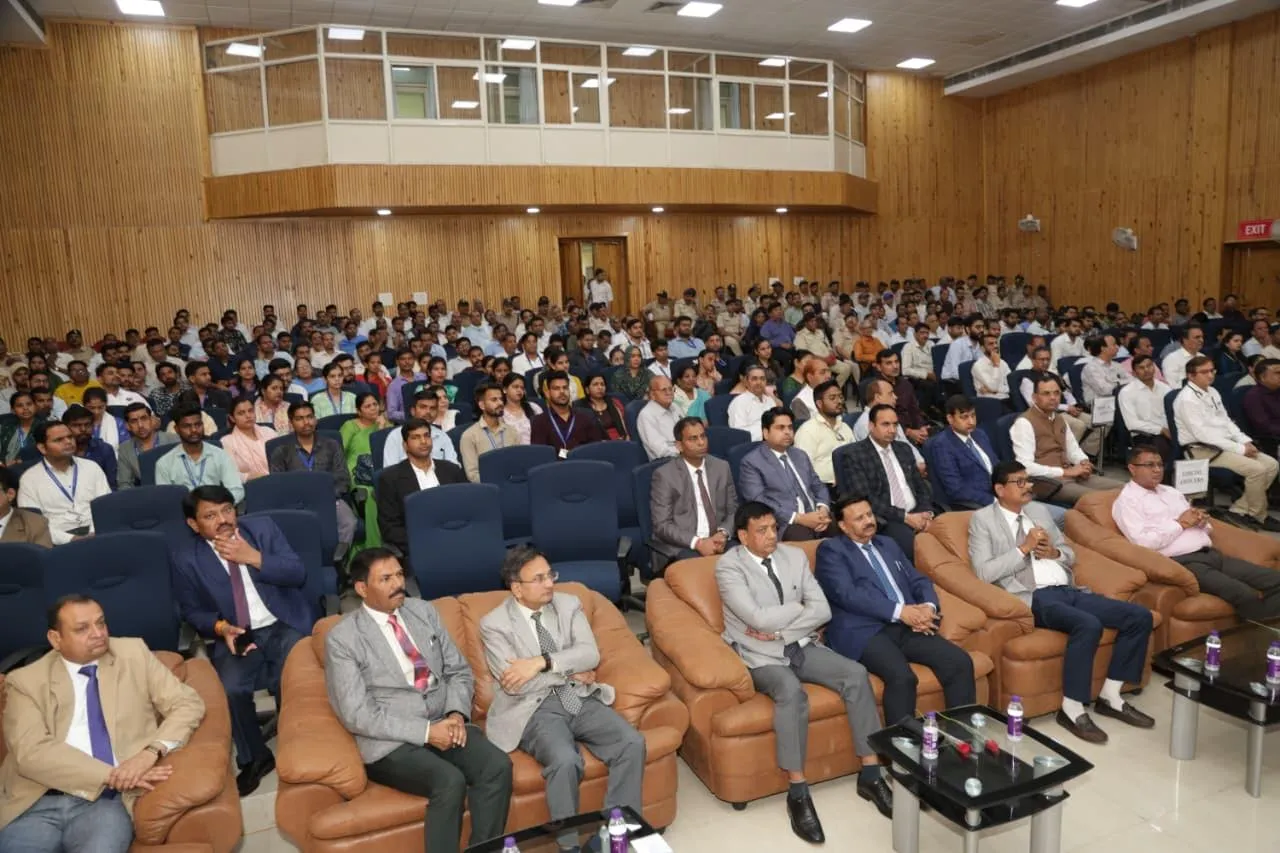 जीवन का प्रमुख उद्देश्य कल्याण की भावना का होना चाहिए - न्यायमूर्ति श्री आनंद पाठक
उच्च न्यायालय खण्डपीठ ग्वालियर में वृहद स्वास्थ्य शिविर का हुआ आयोजन
चिकित्सकीय परामर्श के साथ नि:शुल्क एक्स-रे व अल्ट्रासाउंड सहित अन्य जांचें भी हुईं