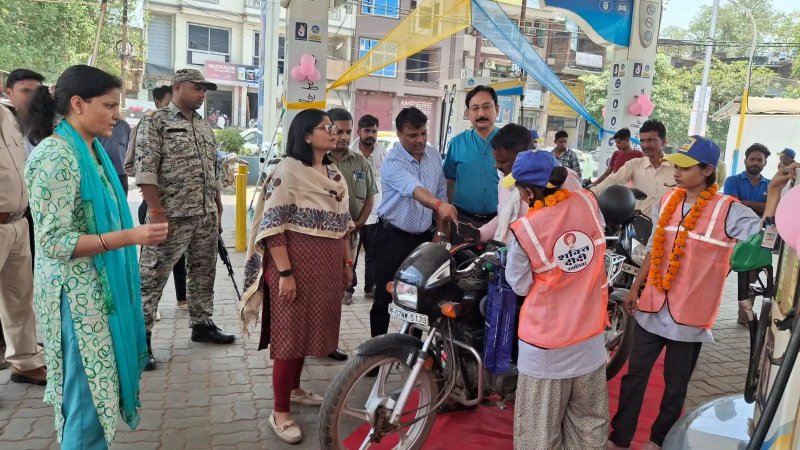 नारी शक्ति वंदन पखवाड़ा
ग्वालियर जिले में “शक्ति दीदी” लिख रहीं हैं महिला सशक्तिकरण की इबारत शनिवार को 5 जरूरतमंद महिलायें बनी “शक्ति दीदी”
अब तक 112 जरूरतमंद महिलाएं शक्ति दीदी के रूप में बनीं आत्मनिर्भर