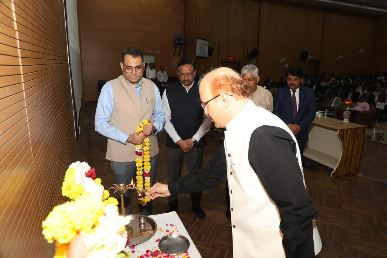 जीवन का प्रमुख उद्देश्य कल्याण की भावना का होना चाहिए - न्यायमूर्ति श्री आनंद पाठक
उच्च न्यायालय खण्डपीठ ग्वालियर में वृहद स्वास्थ्य शिविर का हुआ आयोजन
चिकित्सकीय परामर्श के साथ नि:शुल्क एक्स-रे व अल्ट्रासाउंड सहित अन्य जांचें भी हुईं